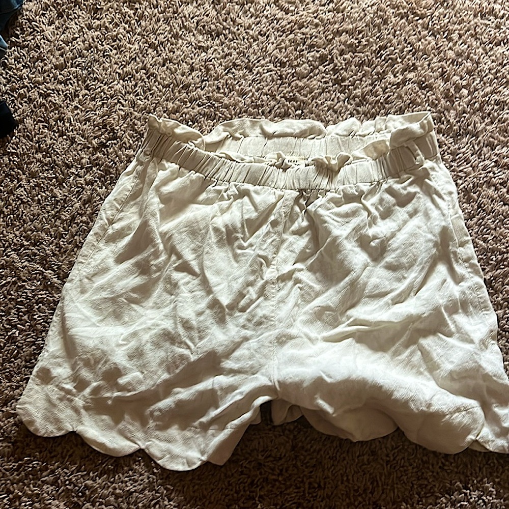 Cream baggy shorts large